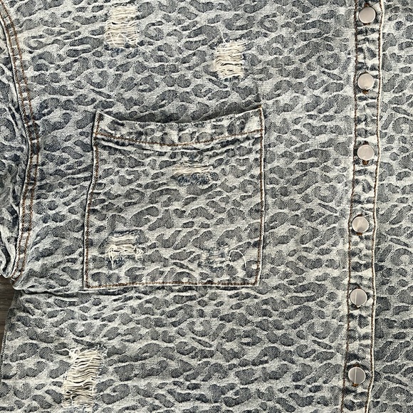 POL Distressed Leopard Denim Jacket Medium - Picture 4 of 9